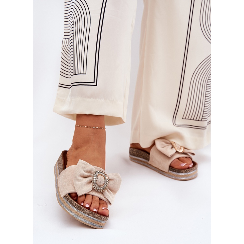 Les tongs pour femmes sur la plate-forme avec un arc et une broche décorative beige 2 Les tongs pour femmes sur la plate-forme avec un arc et une broche décorative beige 2