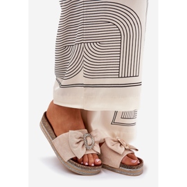 Les tongs pour femmes sur la plate-forme avec un arc et une broche décorative beige 1
