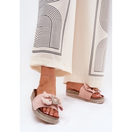 Les tongs pour femmes sur la plate-forme avec un arc et une broche décorative rose 2 Les tongs pour femmes sur la plate-forme avec un arc et une broche décorative rose 2