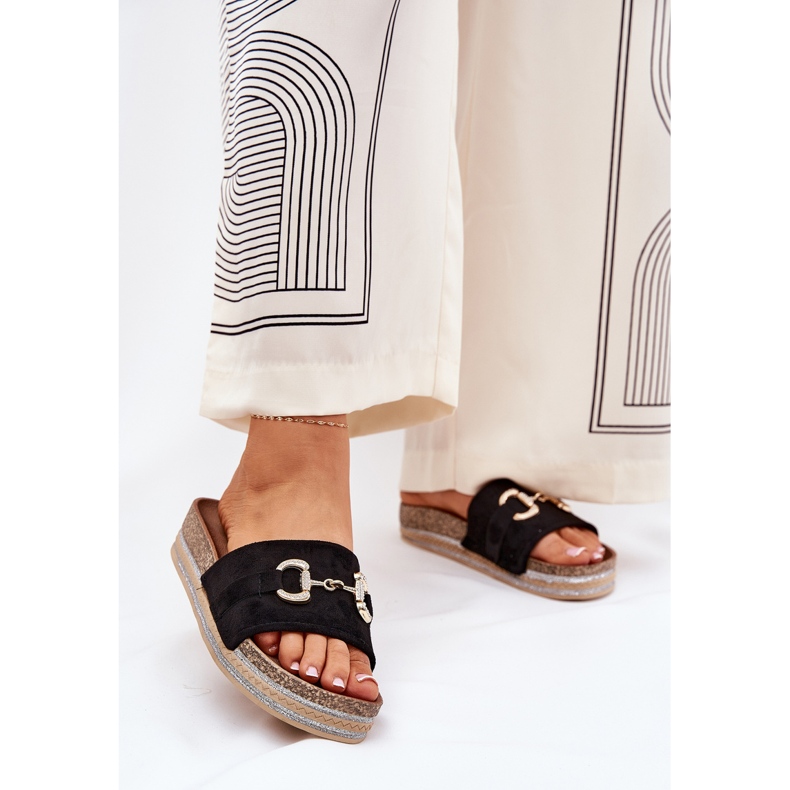 Les tongs pour femmes sur la plate-forme avec un ornement doré et un noir de brocart 2