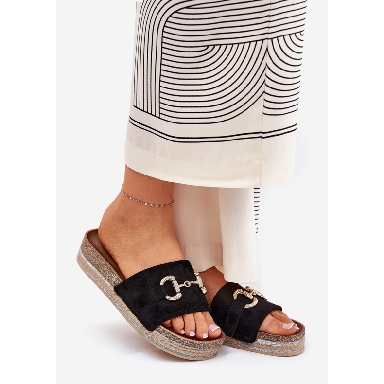 Les tongs pour femmes sur la plate-forme avec un ornement doré et un noir de brocart le noir 1 Les tongs pour femmes sur la plate-forme avec un ornement doré et un noir de brocart le noir 1