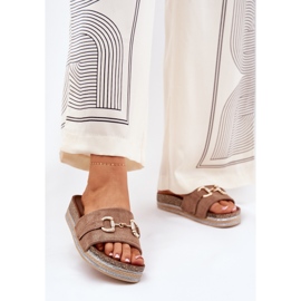 Les tongs pour femmes sur la plate-forme avec un ornement doré et des paillettes kaki beige 2