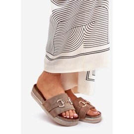 Les tongs pour femmes sur la plate-forme avec un ornement doré et des paillettes kaki beige 1