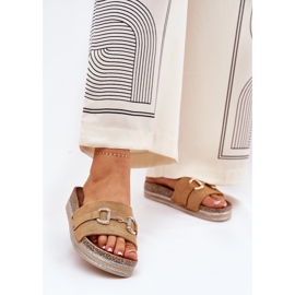 Les tongs pour femmes sur la plate-forme avec un ornement doré et des paillettes de chameau brun 2
