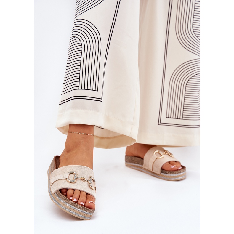 Les tongs des femmes sur la plate-forme avec un ornement doré et des paillettes beige 2 Les tongs des femmes sur la plate-forme avec un ornement doré et des paillettes beige 2