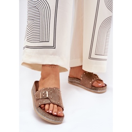 Slippers pour femmes sur la plate-forme avec une boucle et des goujons kaki beige 2