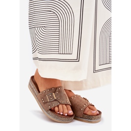 Slippers pour femmes sur la plate-forme avec une boucle et des goujons kaki beige 1