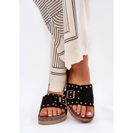 Slippers pour femmes sur la plate-forme avec une boucle et des goujons noirs le noir 2