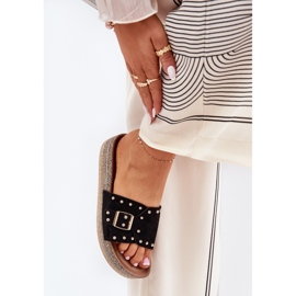 Slippers pour femmes sur la plate-forme avec une boucle et des goujons noirs le noir 5