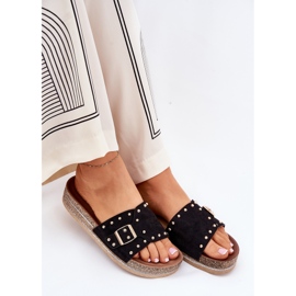 Slippers pour femmes sur la plate-forme avec une boucle et des goujons noirs le noir 6