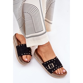 Slippers pour femmes sur la plate-forme avec une boucle et des goujons noirs le noir 7