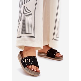Slippers pour femmes sur la plate-forme avec une boucle et des goujons noirs 1