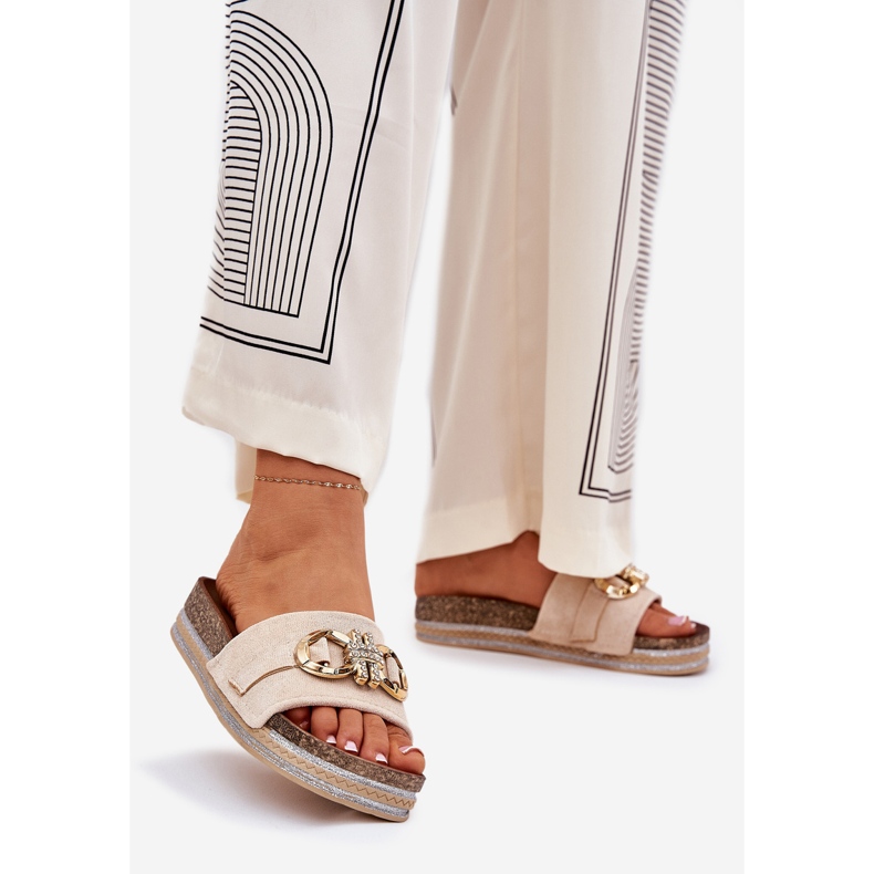 Boto Les tongs pour femmes sur la plate-forme avec des paillettes et une décoration dorée beige 1