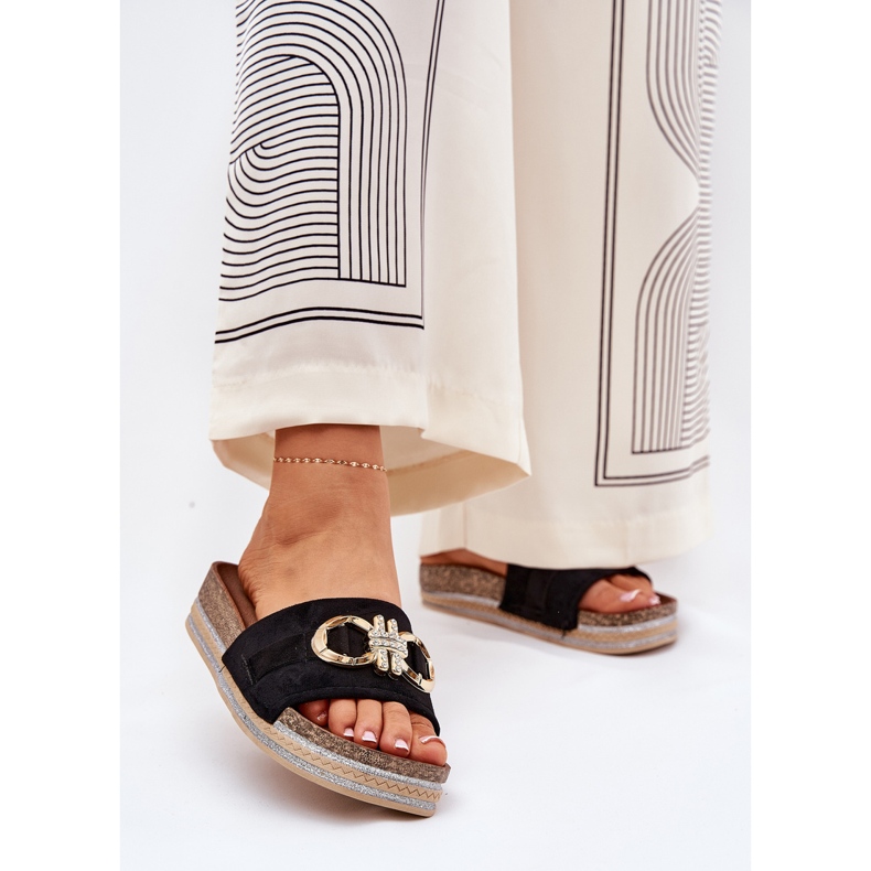 Les tongs pour femmes sur la plate-forme avec des paillettes et une décoration dorée noire 2