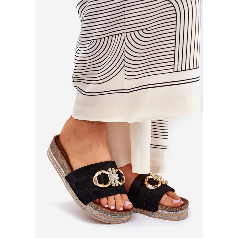 Les tongs pour femmes sur la plate-forme avec des paillettes et une décoration dorée noire le noir 1