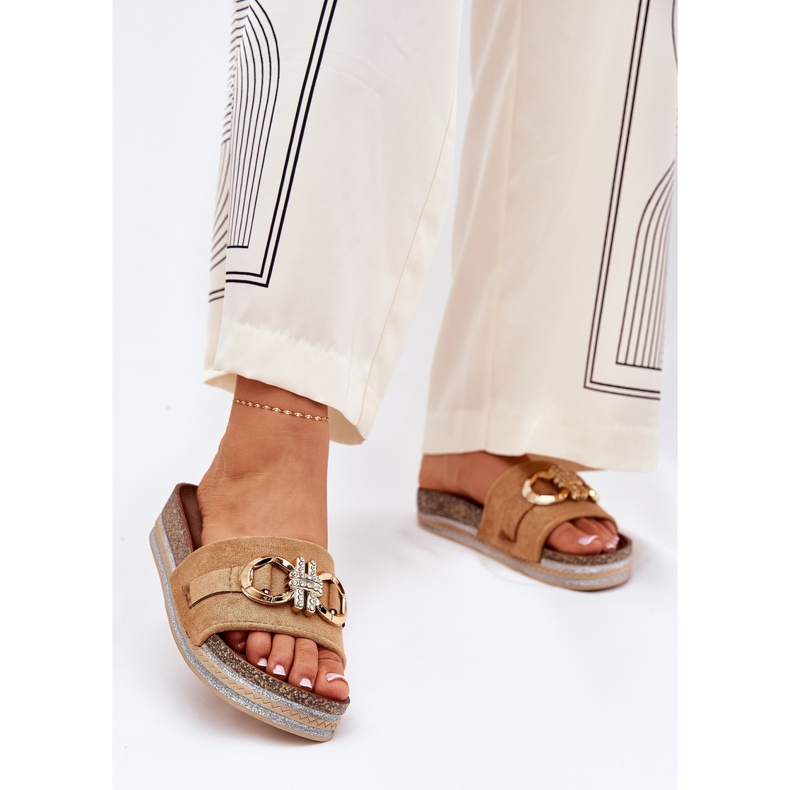 Les tongs pour femmes sur la plate-forme avec des paillettes et une décoration dorée chameau brun 2 Les tongs pour femmes sur la plate-forme avec des paillettes et une décoration dorée chameau brun 2