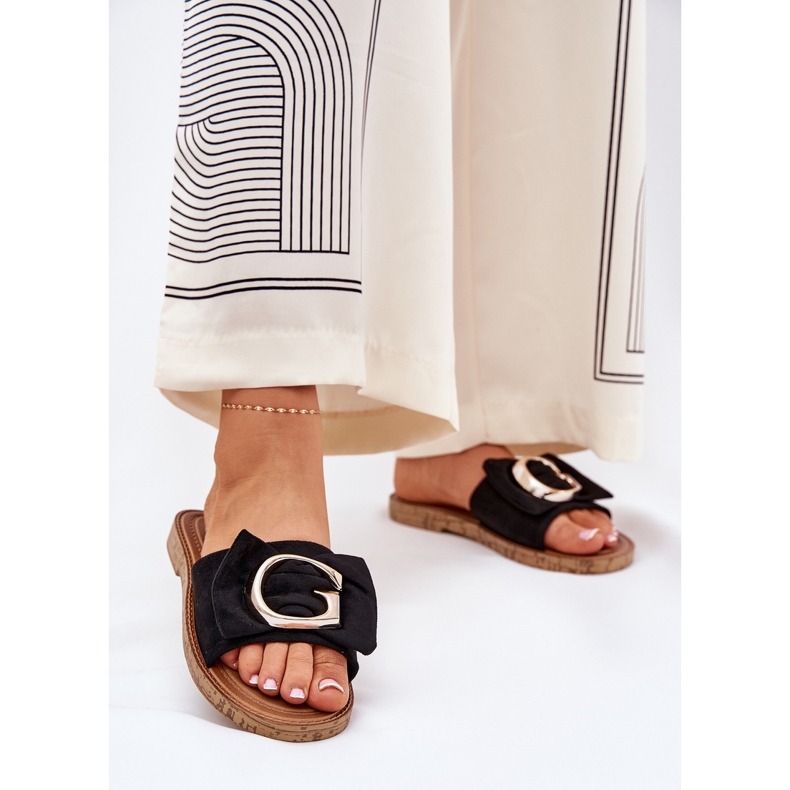 Les tongs plats des femmes avec un détail décoratif noir le noir 2 Les tongs plats des femmes avec un détail décoratif noir le noir 2
