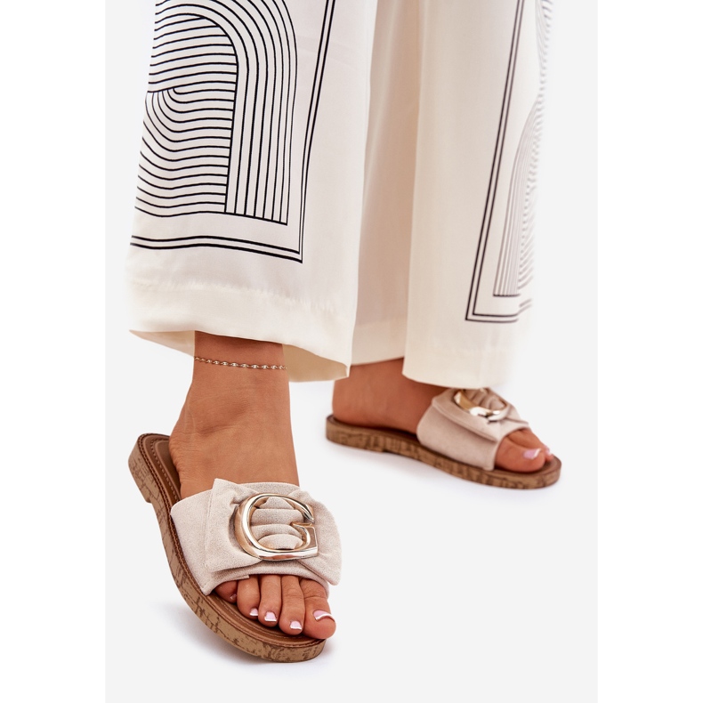 Les tongs plats des femmes avec des détails décoratifs beige 1