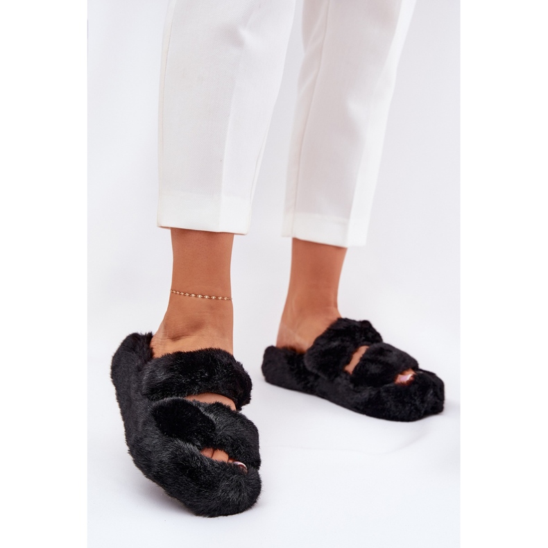 Des pantoufles de fourrure pour femmes sur la plate-forme noire 2
