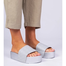 Les tongs de type gris 1