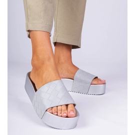 Les tongs de type gris 2
