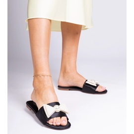 Les tongs noirs en satin avec un arc dans les perles 1