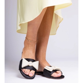 Les tongs noirs en satin avec un arc dans les perles le noir 2