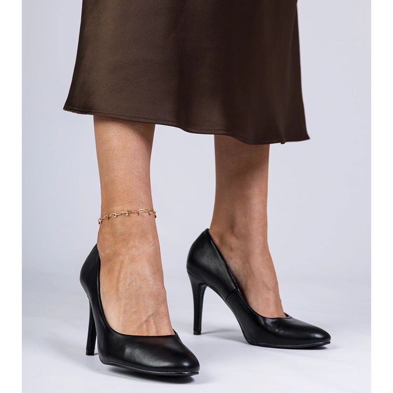 Pompes classiques noires sur un talon haut 1