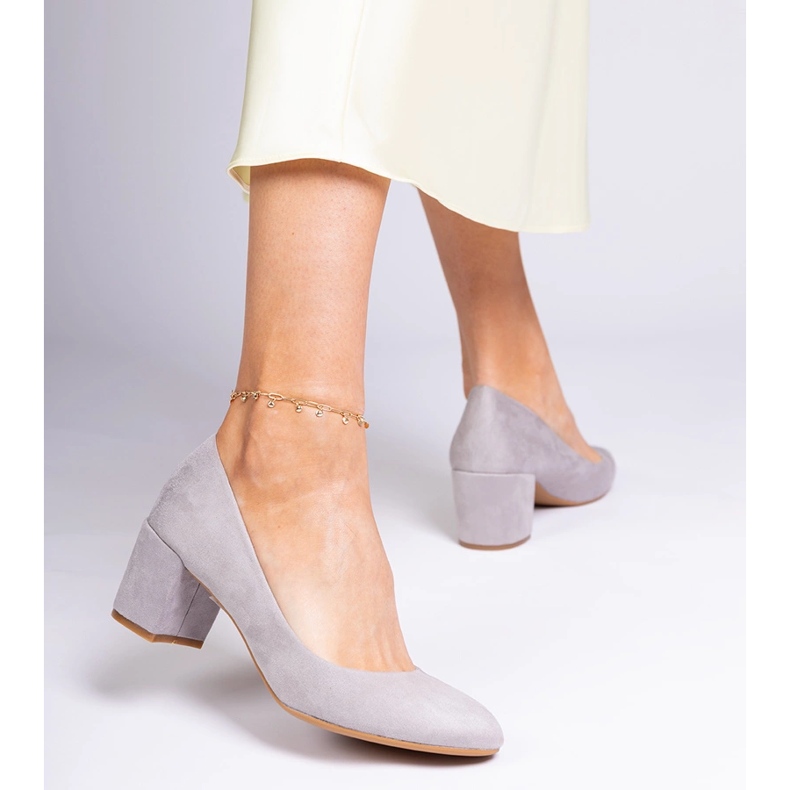 Pompes classiques grises sur le post d'Ekozamsz 2