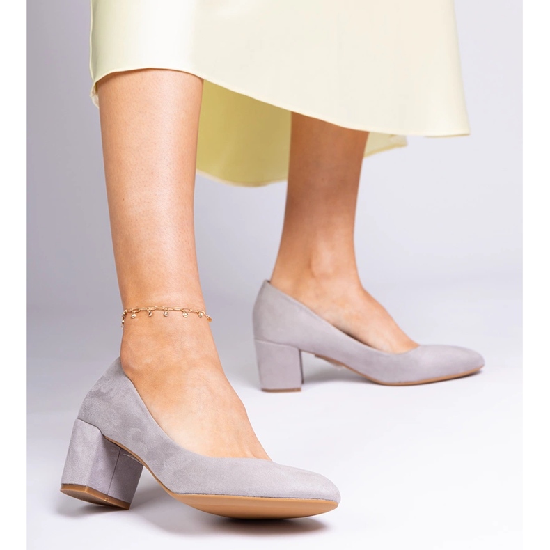 Pompes classiques grises sur le post d'Ekozamsz 1