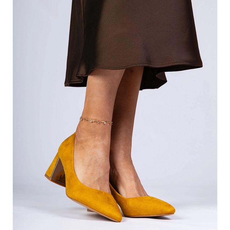 Pompes jaunes sur un poste élégamment décoré 2