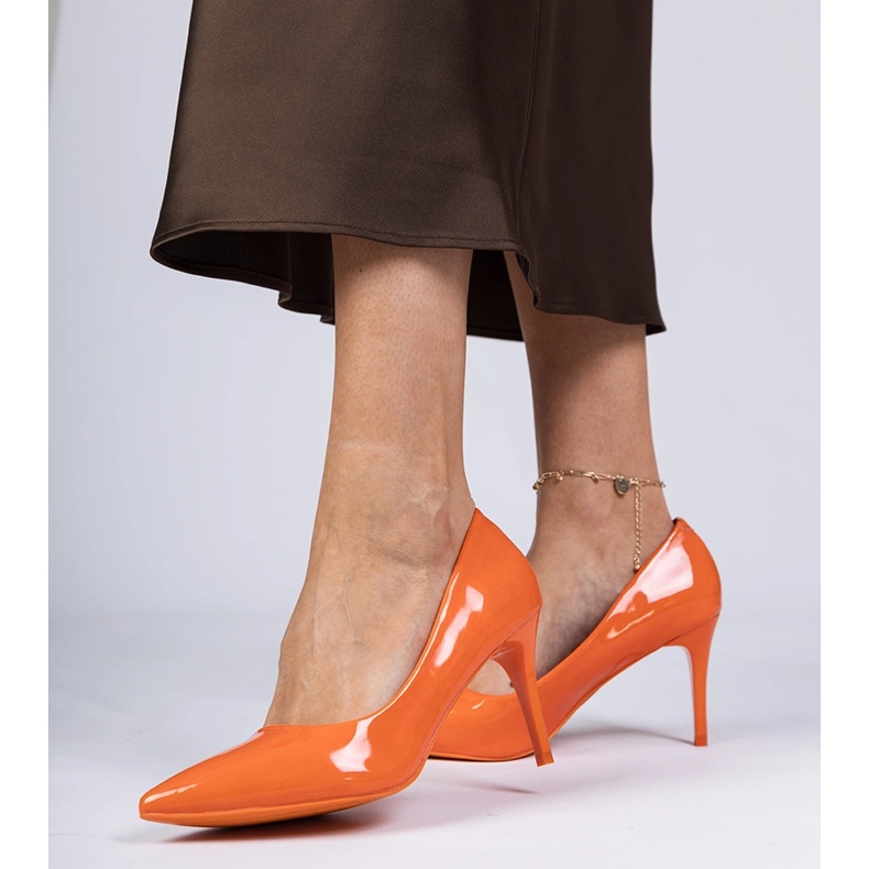 Pompes verni orange sur un talon haut 2 Pompes verni orange sur un talon haut 2