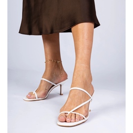 Les tongs élégants blancs sur un talon haut blanche 1