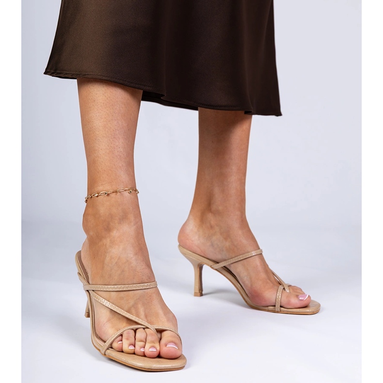 Les tongs élégants beige sur un talon haut 1 Les tongs élégants beige sur un talon haut 1