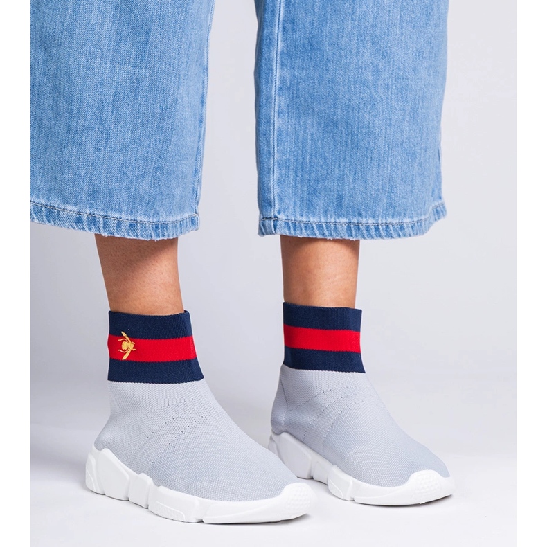 Baskets sportives grises avec une chaussette supérieure 1 Baskets sportives grises avec une chaussette supérieure 1