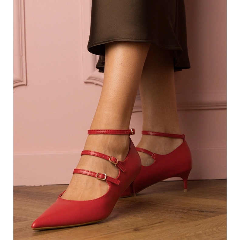 Pompes rouges sur un tas bas avec des boucles 1