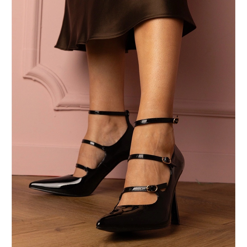 Les pompes noires ont été vernies sur une épingle avec des boucles le noir 1