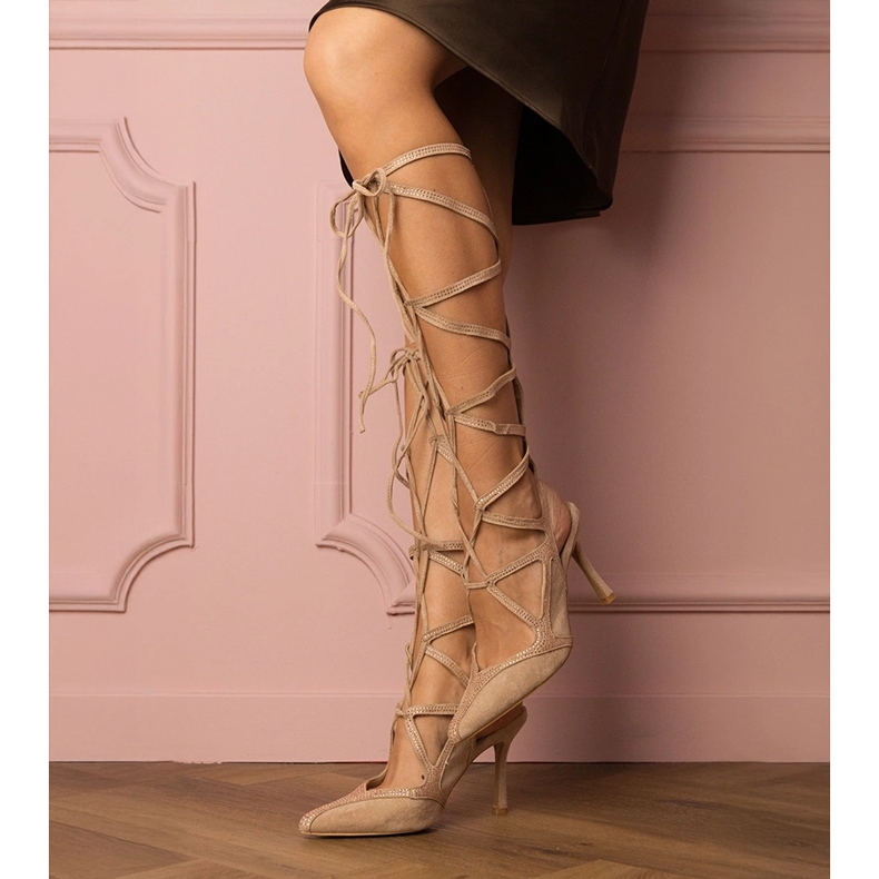 Sandales beige sur un talon haut attaché avec des zircons 1 Sandales beige sur un talon haut attaché avec des zircons 1