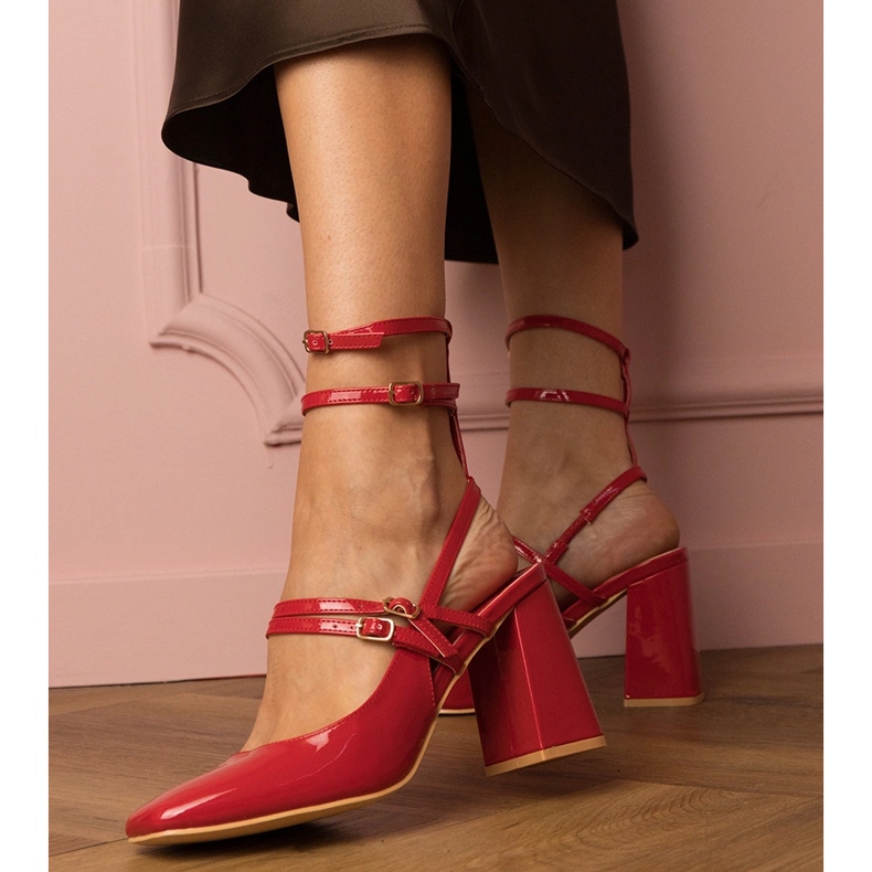 Les pompes rouges ont été vernies sur le poteau 1