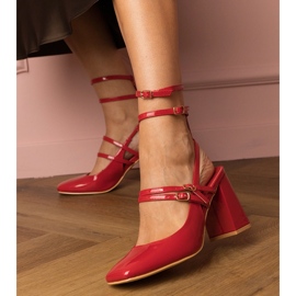 Les pompes rouges ont été vernies sur le poteau 2 Les pompes rouges ont été vernies sur le poteau 2