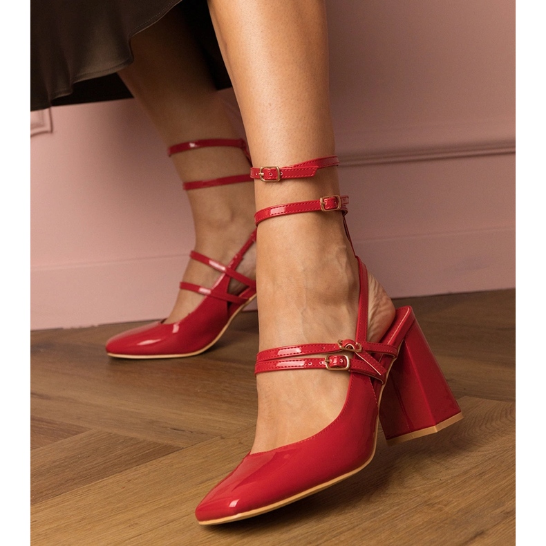 Les pompes rouges ont été vernies sur le poteau 2