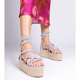 Sandales d'espadrilles grises sur une plate-forme haute 1 Sandales d'espadrilles grises sur une plate-forme haute 1