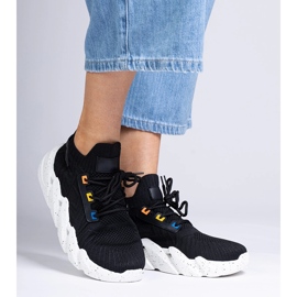 Baskets sportives noires sur une semelle massive 1