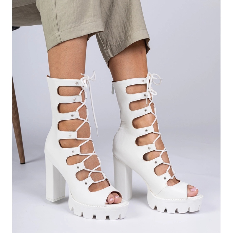 Bottes blanches sur un pilier élevé avec des découpes 2