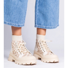 Boots beige baskets sur la plate-forme 1