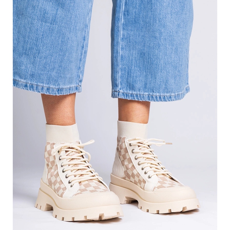 Boots beige baskets sur la plate-forme 2 Boots beige baskets sur la plate-forme 2