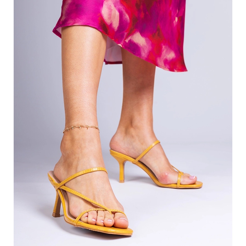 Les tongs élégants jaunes sur un talon haut 1