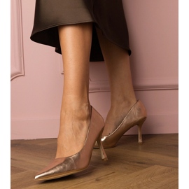 Pompes à champagne classiques sur une épingle écologique doré 2