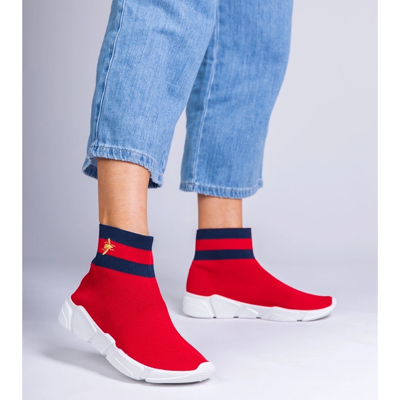 Baskets sportives rouges avec une tige de chaussette 1 Baskets sportives rouges avec une tige de chaussette 1