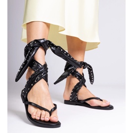 Des sandales japonaises noires attachées autour de la jambe le noir 1 Des sandales japonaises noires attachées autour de la jambe le noir 1